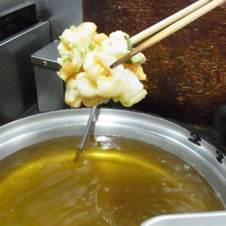 揚げ物をあげる手元